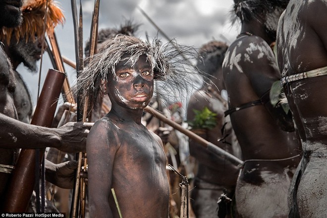 Cư dân bộ tộc Dani này sống trên những túp lều tre trên thung lũng Baliem ở đảo New Guinea, Indonesia. Họ  đeo khuyên ở mũi bằng răng lợn và săn bắn bằng giáo mác.